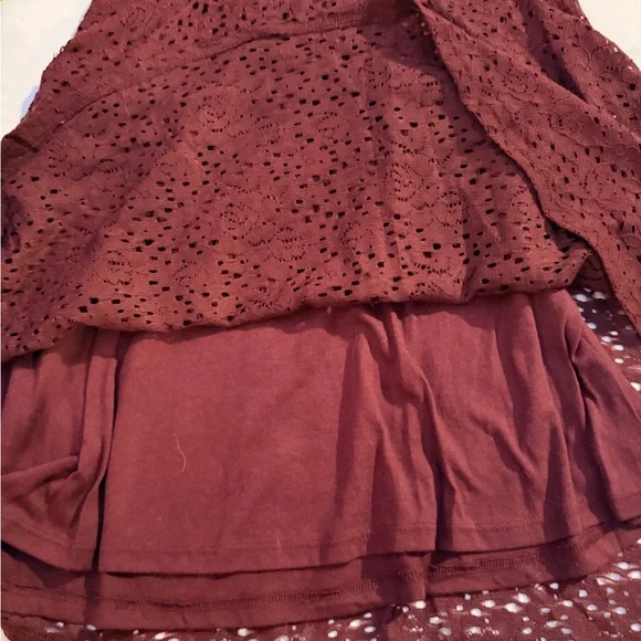 Elegant Burgundy Lace Dress - Picture 3 of 4